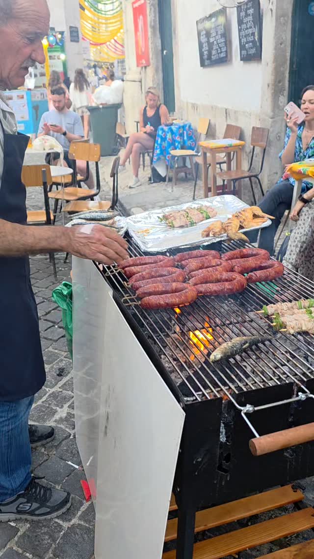 Instruction manual for ordering food at the "Festas de Santo António"* - Lisbon's most beloved festivities!😎
Lesson 1 - learn how to say Sardinha (sar-deen-ya) = grilled Sardine;
Lesson 2 - learn how to say Imperial (im-peeuh-ree-uhl) = a small draught/draft beer;
Lesson 3 - if you dominate lesson 1 and 2... that's all you need! the locals will embrace you and they'll teach you the rest! ❤️
*A month-long celebration occurring every year in June (with its peak between the 10th and 13th of June).
#lisbon #festasdelisboa #festasdesantoantonio #sardinha #streetfood #festivities #alfama #sardinhaassada