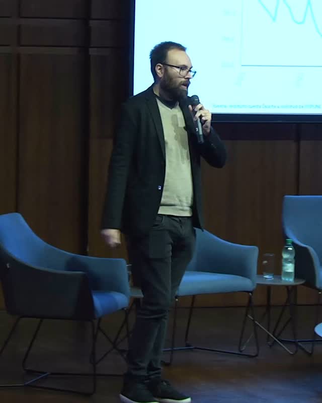 @brunomagua, nuestro tesorero, habló en su presentación del contexto económico en el que se enmarcan los consejos de salarios, de un Uruguay que ha crecido pero no así nuestros salarios.
#construyeFFIPUNE #AsambleaFFIPUNE