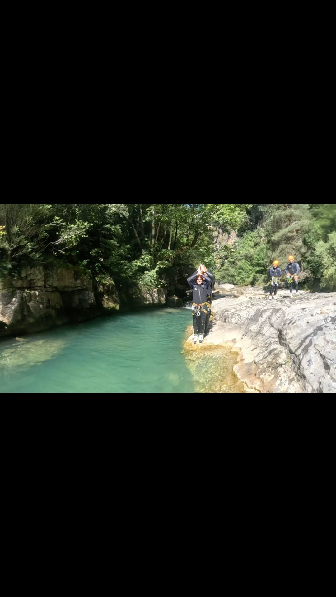 ¡Barranquismo sincronizado en Ainsa! Disfrutando del buen tiempo en el paraíso del Barranquismo.
.
.
.
¡Reservas online! www.wearecanyoneers.com
#ainsa #barranquismo #ordesa #canyoning #pirineos #pyreneeën #boltaña #pyrénées