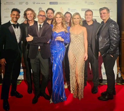 Von kleiner Club-Besetzung bis zur großen Showband mit Hornsection und Power Vocals bietet MUNICH SELECT BAND für alle Arten von Veranstaltungen das passende und perfekte Livekonzept.
Feiern. Tanzen. Singen. Das ist München Select!
From small club line-ups to large show band with horn sections and power vocals, MUNICH SELECT BAND offers the appropriate and perfect live concept for all types of events.
Celebrate. Dance. Sing. This is Munich Select!
#munichselectband
#munichselect
#Liveband
#liveshow
#Partyband
#eventsband
#Events