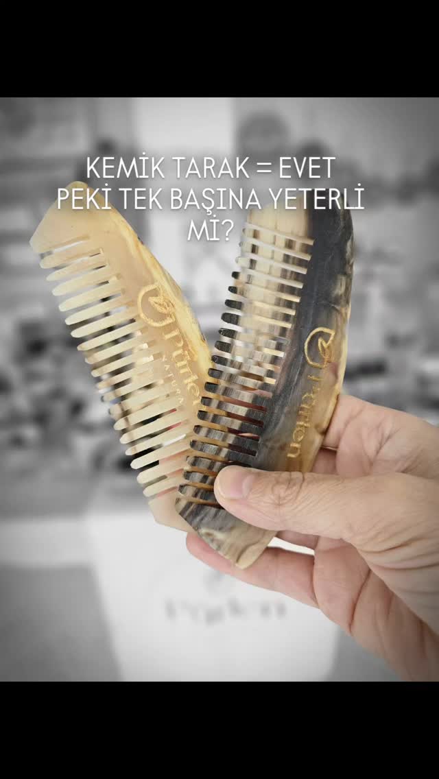🦴 Kemik Tarak Kullanımı:
Saç Derin İçin Doğal Destek
☑️Doğal malzemelerden yapılmış kemik taraklar saç derisini uyarır.
☑️Kan dolaşımını artırır.
☑️Saç köklerini güçlendirmeye yardımcı olur.
☑️Statik elektrik oluşturmaz, saçları kırmaz.
☑️Düzenli kullanımda saçların daha sağlıklı uzamasına destek olabilir.
Ama…
🛑 Tek başına yeterli mi? Hayır.
Saç ve saç derisi sağlığı, yalnızca dıştan mekanik uyarılarla değil, kullandığımız ürünlerin içerikleriyle de yakından ilişkilidir.
🌿 Doğal katı şampuanlar, saç derisinin doğal dengesini bozmadan temizlik sağlar. SLS, silikon, sentetik koku gibi zararlı bileşenler içermez. Bu da kemik tarakla elde etmek istediğimiz doğal bakım döngüsünü tamamlar.
📌 Özetle:
Kemik tarakla saçlarını taramak harika bir başlangıç. Ama doğal içerikli bir katı şampuanla saç derine hak ettiği şefkati göstermezsen, etkiyi tam anlamıyla göremezsin.
✨ Doğallık bir bütündür.
Saç tipinize uygun olan katı şampuanlarımıza ulaşmak, bilgi almak için profilimizdeki satış kanalımızdan ya da
05059340396 numaralı whatsap iletişim hattımızdan bize ulaşabilirsiniz.
#purlennatura
#kemiktarak #doğalsaçbakımı #katışampuan
