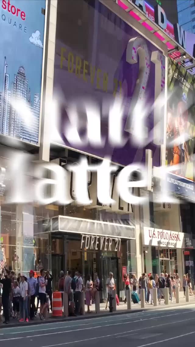 La marca más valiosa del mundo -y solo la marca, no la empresa- vale 1.300 millones de dólares.
La construcción estética y simbólica alrededor de la misma es tan clara, tan fuerte y tan estratégica que tiene un valor en sí misma. Cuando pensamos en Coca Cola y pensamos en felicidad, o en Volvo en seguridad, es producto de un buen branding. Cuál es la clave que hace que sea bueno: ENFOQUE.
Amamos las marcas 🫶🏽. Admirar las mejores y crear nuevas
#branding #diseño #identidadvisual