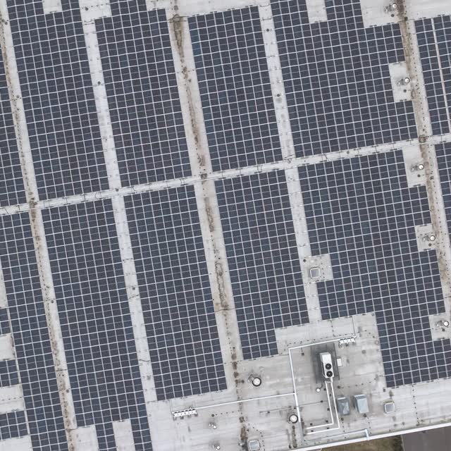 Die wohl bekanntesten Möbelhäuser Deutschlands @porta_moebel und @sb.moebel.boss setzen auf nachhaltige Energiequellen ☀️ Realisiert wurden diese wunderschönen PV-Anlagen in Berlin und natürlich mithilfe unserer seit Jahren bewährten und zuverlässigen Unterkonstruktion IROC® OW3. Sonnige Grüße senden wir an dieser Stelle auch an @regupol - unseren langjährigen Partner für qualitativ hochwertige Bautenschutzmatten 🤜🏻🤛🏻
#photovoltaik #photovoltaic #solar #handwerk #elektriker #pvmodule #elektroinstallation #elektrotechnik #bauherren #erneuerbareenergie #solarenergie #nachhaltigkeit #sonnenenergie #energie #energy #pv #strom #solarenergy #pvanlage #photovoltaikanlage #solarpower #renewableenergy #sonnenstrom #pvmontagesystem #solarmountingsystem #bksolarezukunft #bksolarsystem