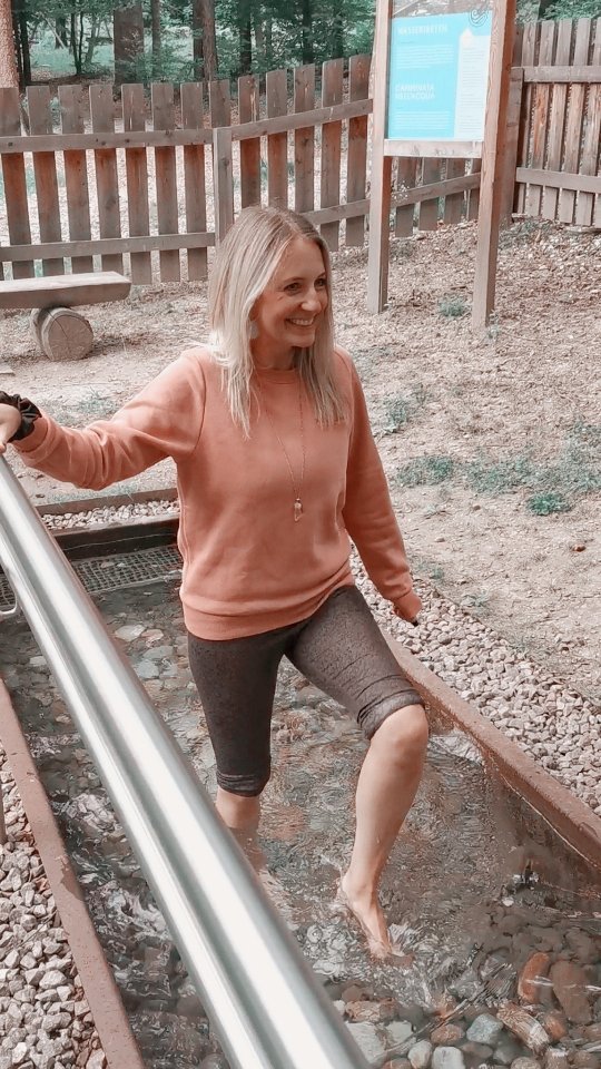 Yoga & Kneippen - ein unvergessliches Erlebnis ✨🙏💧
Die Kombination von Yoga und Kneippen bringt frische Energie, sowie Harmonie und Gleichgewicht in Körper, Geist und Seele.💫
Am vergangenen Samstag ließ uns die Kneippexpertin Angelika Thaler von @kneipp.suedtirol in die spannende Welt des Kneippens eintauchen und führte uns durch ein interessantes und wohltuendes Kneipperlebnis. 💦
Zuerst brachten wir unseren Körper und Kreislauf mit einem aktivierenden Armbad oder Armguss in Schwung.
Anschließend durfte ich eine Yogastunde in der wunderschönen Kneippanlage mit ganz besonderer Waldenergie abhalten. 🧘♀️💫🌲
Und als Krönung zum Abschluss und Ausklang, ließ uns Angelika Wassertreten oder einen Knieguss machen. 😌
Liebe Angelika, nochmals vielen Dank für diesen wundervollen und lehrreichen Abend. 🙏🥰
#reliefandflow #relief #flow #yoga #yogaimfreien #yogaindernatur #kneippen #kneippensüdtirol #erholung #entspannung #wohlbefinden #balance