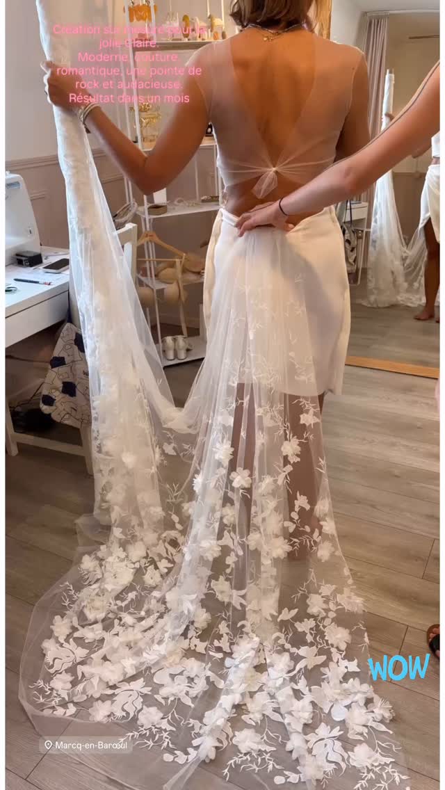 ✨ En coulisses de la création ✨🤩
Premiers essayages pour Claire, qui a choisi une robe de mariée moderne et stylée, résolument tendance, dans un esprit couture décontracté.
💫 Jupe courte crayon asymétrique, traîne amovible et dentelle florale qui viendra sublimer l’ensemble… Le haut sera orné de la même dentelle délicate que la traîne, pour un rappel subtil et raffiné.
Tout est encore au stade du prototype, mais on se projette déjà… Vite, vite, le résultat final dans un mois — hâte de vous le faire découvrir !
📍 Création sur mesure — Marcq en baroeul
#RobeDeMariéeModerne #CoutureContemporaine #Mariagesurmesure#robedemarieesurmesure #robedemarieemoderne #robedemarieeaudacieuse
