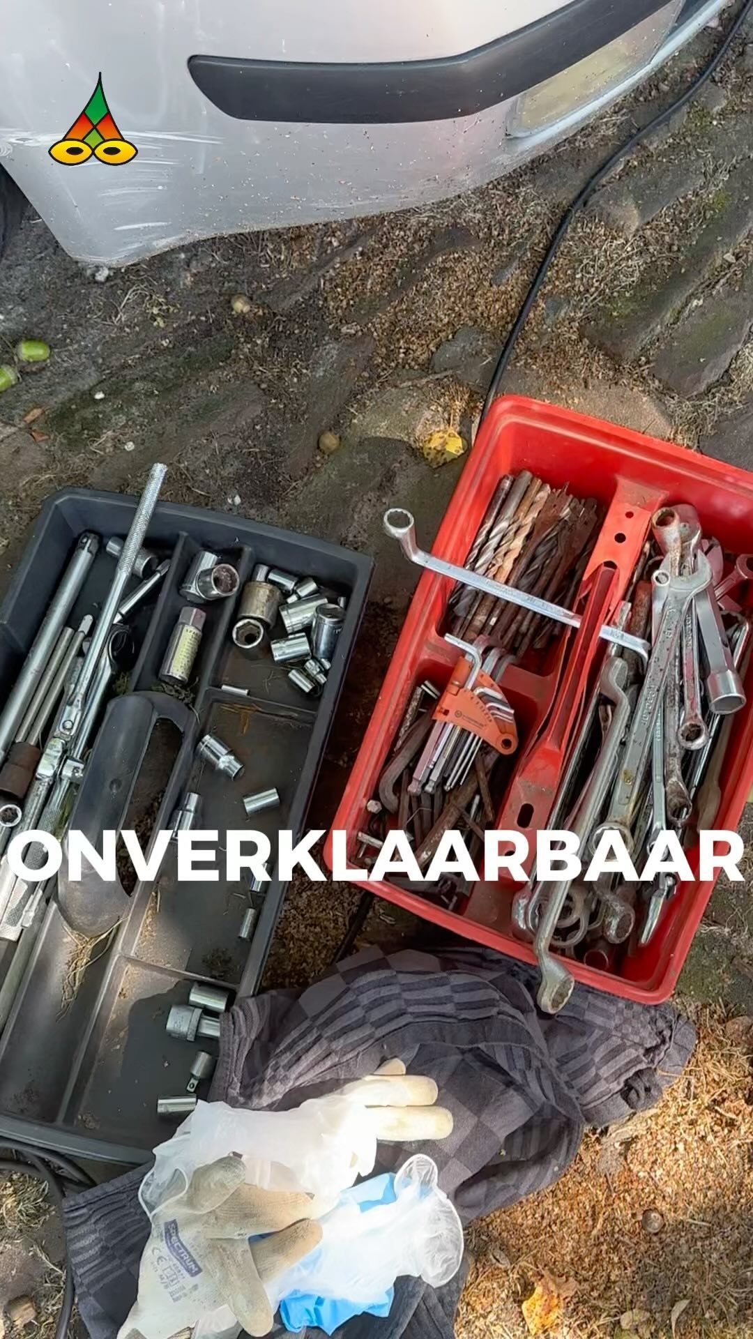 Nummer 62: Onverklaarbaar
Beste landgenoten en Vlamingen,
Een lege accu,
Een batterij vol vragen:
Laad- of lekproblemen?
Revisie vereist?
Een gebed zonder einde?
Of tijd voor de sloop?
Na remontage
Blijkt alles weer te draaien
Op volle toeren.
Antwoorden blijven verder uit.
#Dichter voor #Nederland & #Vlaanderen over #doehetzelf #voorjoupagina #voorjou #auto #poëzie #accordeon
Dit is een ‘Hou de zonzijde’-productie:
Tekst, spel & bewerking: Maurice Jonkers
Videografie, regie & eindredactie: @studio.hilma @kunstmeel @drawings_dontmakesense
