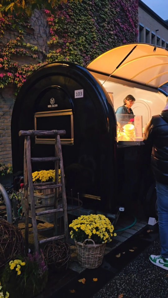 "Das Restaurant @weinstube_moiakafer aus Fellbach hat sich unseren Food Trailer geschnappt und ist damit auf dem Fellbacher Herbst unterwegs! 🎉 Hier könnt ihr sie in Aktion erleben, wie sie ihre leckeren Speisen frisch und mit viel Leidenschaft zubereiten. Falls ihr noch nicht auf dem Fellbacher Herbst wart, schaut unbedingt vorbei und probiert die Köstlichkeiten direkt aus dem Trailer. Ein echtes Highlight für alle, die gutes Essen lieben! 🍽️🚚 #FellbacherHerbst #FoodTrailer #Moiakäfer #StreetFood #SupportLocal #GenussPur #foodporn