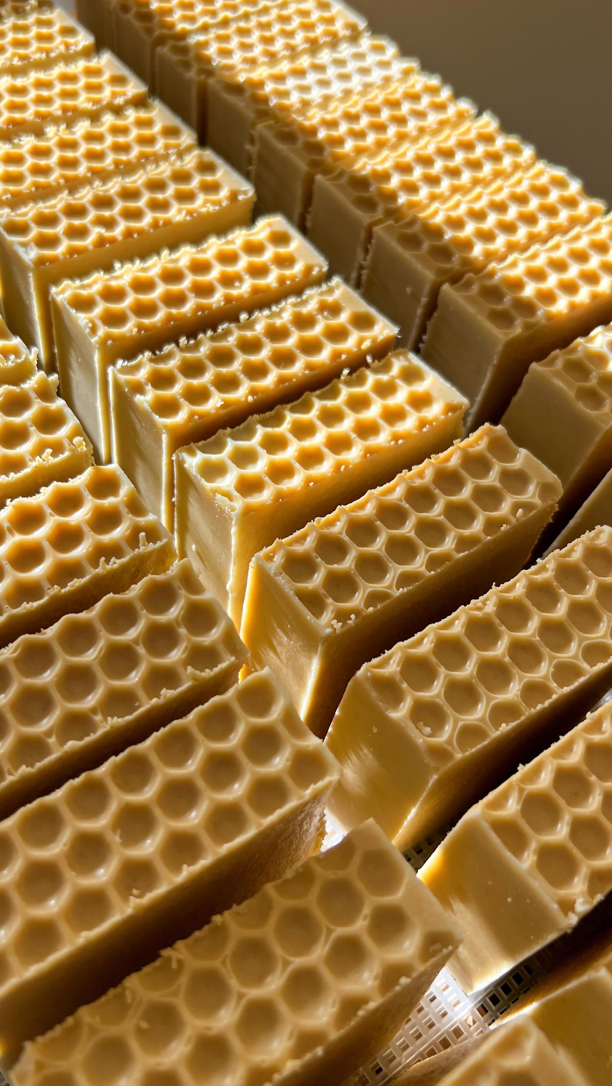 SOAP MAKING 👩🍳🍯🍊
Fresh batch of Honey & Orange! 😍
.
.
#marshvalleysoap #goatsmilksoap #soapmaking #madeinyorkshire #madeinsheffield #allnaturalskincare #shopsmall #familyrunbusiness #supportsmallbusiness #handmadesoap #honeycombs #sweetorange