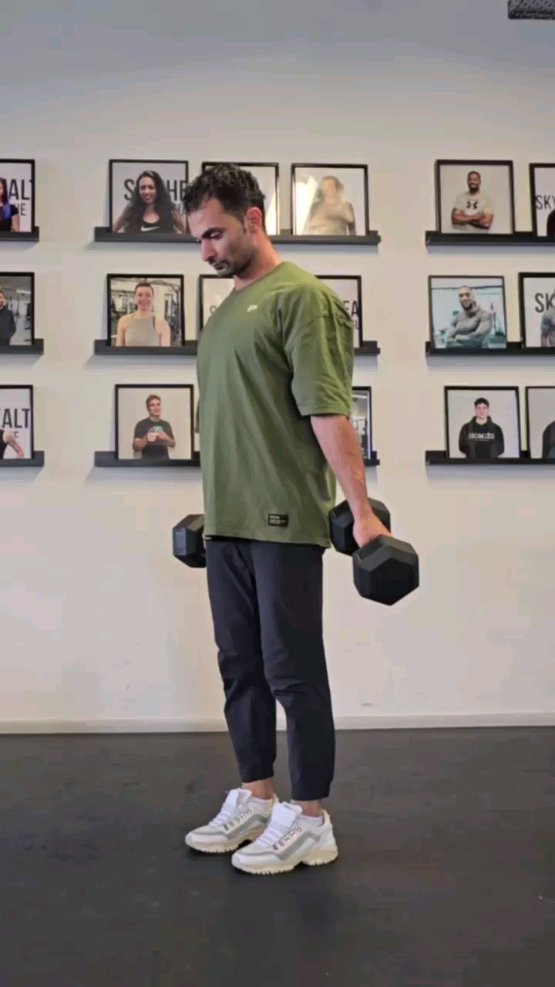 Monday Gym Motivation 💪
Did you know you can blend bodybuilding with Calisthenics? It’s a game-changer! Here are some of my favourite exercises that you can "calisthenify" 👌😉
1. Inverted Bicep Curl
2. Inverted Upright Row
3. Handstand Push-Ups
4. Korean Dip
5. Ring Lallane Extension
Remember, it's up to you how challenging you make it—just keep that technique on point 👌
Have fun with these tough routines, and don’t forget to share this with a workout buddy who could use some gym inspiration 💪
Let’s get fit together ❤️
Also have a look at @prozis website for some massive sales! You can use my code: calisthenicsunited for goodies and discount
#calisthenics #fitnesshacks #streetworkout #corestrength #prozis #gymhacks #bodyweight #bodybuilding #bodybuildingmotivation #fitlifestyle #physiotherapist #coreislife #fitspo #california #venicebeach #dadmode #personaltrainer