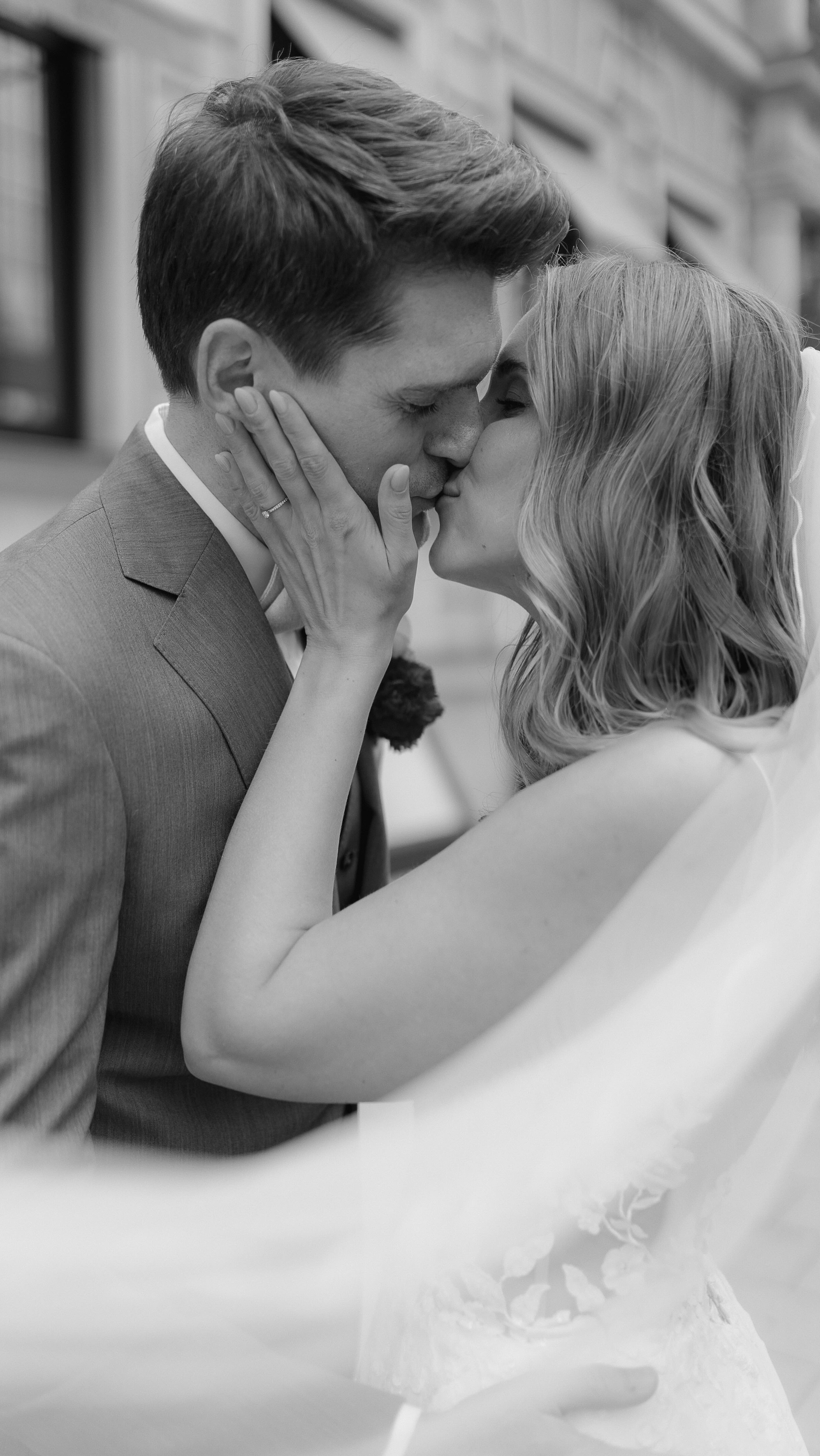 „Heute ist euer großer Tag. Heute ist der große Tag an dem ihr feiern wollt, dass ihr euch habt. Ihr wollt feiern, dass ihr euch in den letzten 8 Jahren jeden Morgen wieder aktiv füreinander entschieden habt. Füreinander und für euer persönliches für immer.“
Traurednerin: @marinastefanied
Sänger: @alexseeger_ von @herzwispern.de
Blumen: @kate.s_design
Kleid: @vanitybridal
Hair & Make-up: @luisajakschies.mua
Location: @wasserwerk_inselpark
Foto&Video: @jenniferhenze
#realwedding #hamburgwedding #loveletter #germanwedding