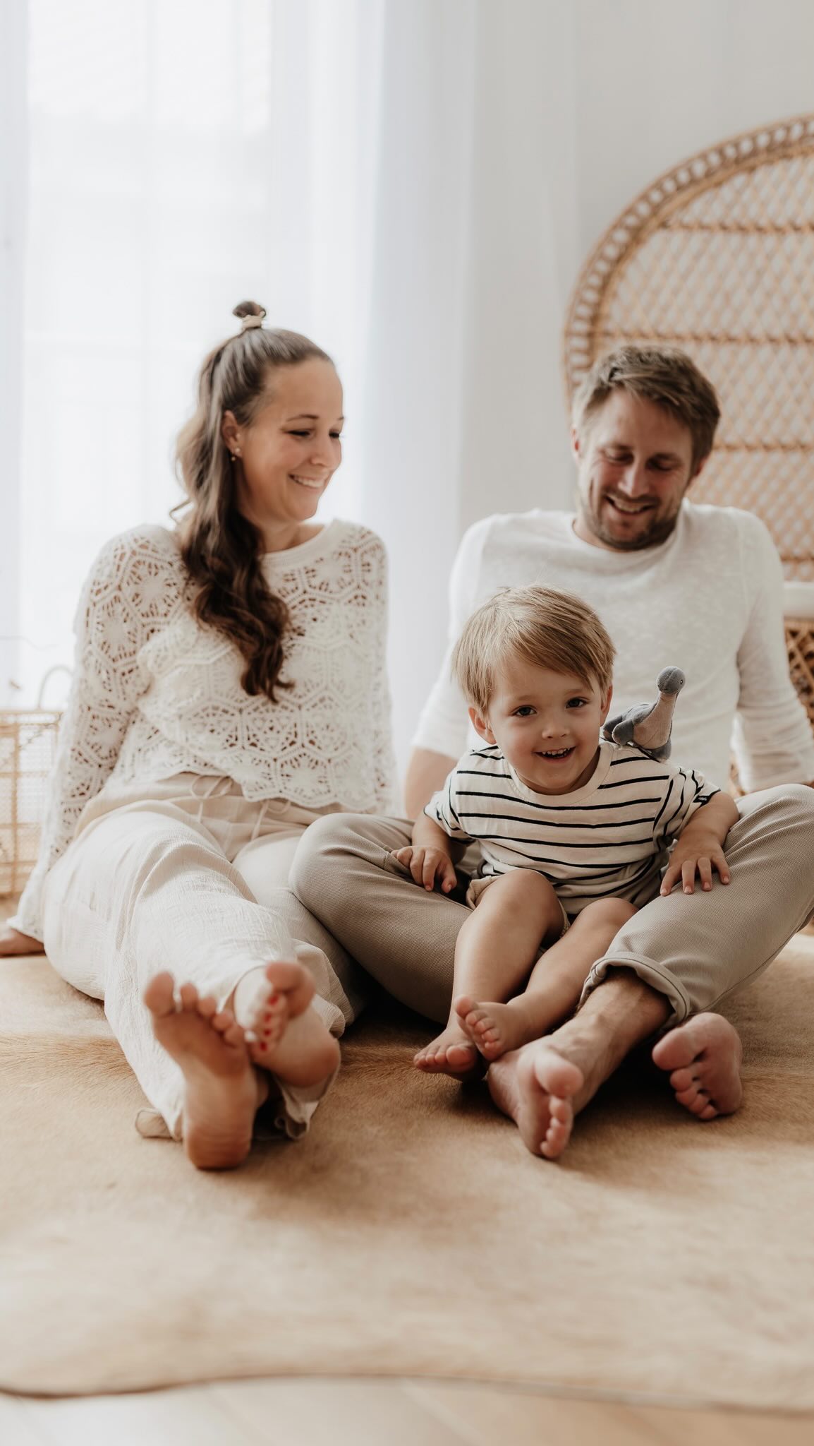 Du denkst, Familienfotos sind stressig und gestellt? Zeit, das zu ändern!
Mein Ziel ist es, die echte Verbindung zwischen euch festzuhalten – ganz ohne Druck oder Perfektion. Bei mir müsst ihr nichts inszenieren, nur ihr selbst sein. Macht euch also bereit, euch so zu sehen, wie ihr wirklich seid. Es gibt nichts schöneres!
Ihr werdet überrascht sein, wie entspannend und natürlich euer Fotoshooting sein kann.
Bist du bereit für ein Shooting, das sich anfühlt wie ein Familienmoment, nicht wie ein Fototermin?
Dann melde dich unbedingt bei mir und wir besprechen ganz unverbindlich, wie eure Bilder zu einem echten Erinnerungsstück werden…🤎
#Familienfotos
#EchteMomente
#NatürlicheFamilienfotos
#FamilienfotografieHamburg
#Familienglück
#MomenteFürDieEwigkeit
#UngezwungeneFotografie
#BabyUndFamilienfotos
#FotoshootingOhneDruck
#ErinnerungenFesthalten
#HamburgFotografin
#RahlstedtFotografie
#FotoshootingTipps
#KeinPerfektionismus
#AuthentischeFotografie
#EchteEmotionen
#ZeitMitFamilie
#HamburgFamilienfotografie
#FotosDieBleiben