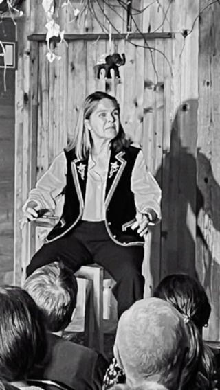 Heiiiieiei, war das ein Fest im Brunnenhof! Es war mir eine RIESENGROSSE Freude mit @carolinecapiaghi, Regula Bolliger, Anna Burger und Yvonne Krebs zusammen auf der Bühne zu stehen!
Merci dem Brunnenhof-Team für die herzliche Gastfreundschaft! Und ein grosses MERCISCHEEN an das wunderbare Publikum!🤗 #brunnenhof #geschichten #jodelklänge #carolinecapiaghi #barbaraluchs