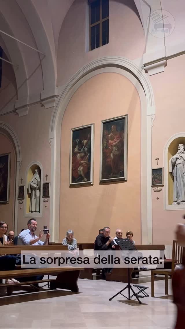 Un concerto indimenticabile, tra virtuosismo e pura emozione.
Il 7 giugno alla Chiesa dei Frati Cappuccini di Imola, Diego Melfi (chitarra) e Andrei Makarov (pianoforte) hanno incantato il pubblico con un programma raffinato e appassionato.
Momento speciale: la piccola violinista Sara Polmoni (9 anni), talento sorprendente, ha regalato un’esibizione di grande dolcezza e sicurezza.
Grazie a tutti per essere stati con noi, e un sentito ringraziamento a Silvia Salvi per la preparazione di Sara.
📅 Vi aspettiamo a Imola per un concerto ogni mese, di sabato sera, sempre alle 20:45 nella Chiesa dei Frati Cappuccini.
🔹Un’iniziativa firmata Gala Music Festival.
#galamusicfestival #imolaeventi #musicaimola #chiesadeifraticappuccini #chitarraepianoforte #concerticlassici #giovanitalenti #diegomelfi #andreimakarov #sarapolmoni #musicaoggi #musicaemozioni #musica2025 #musicanellachiesa