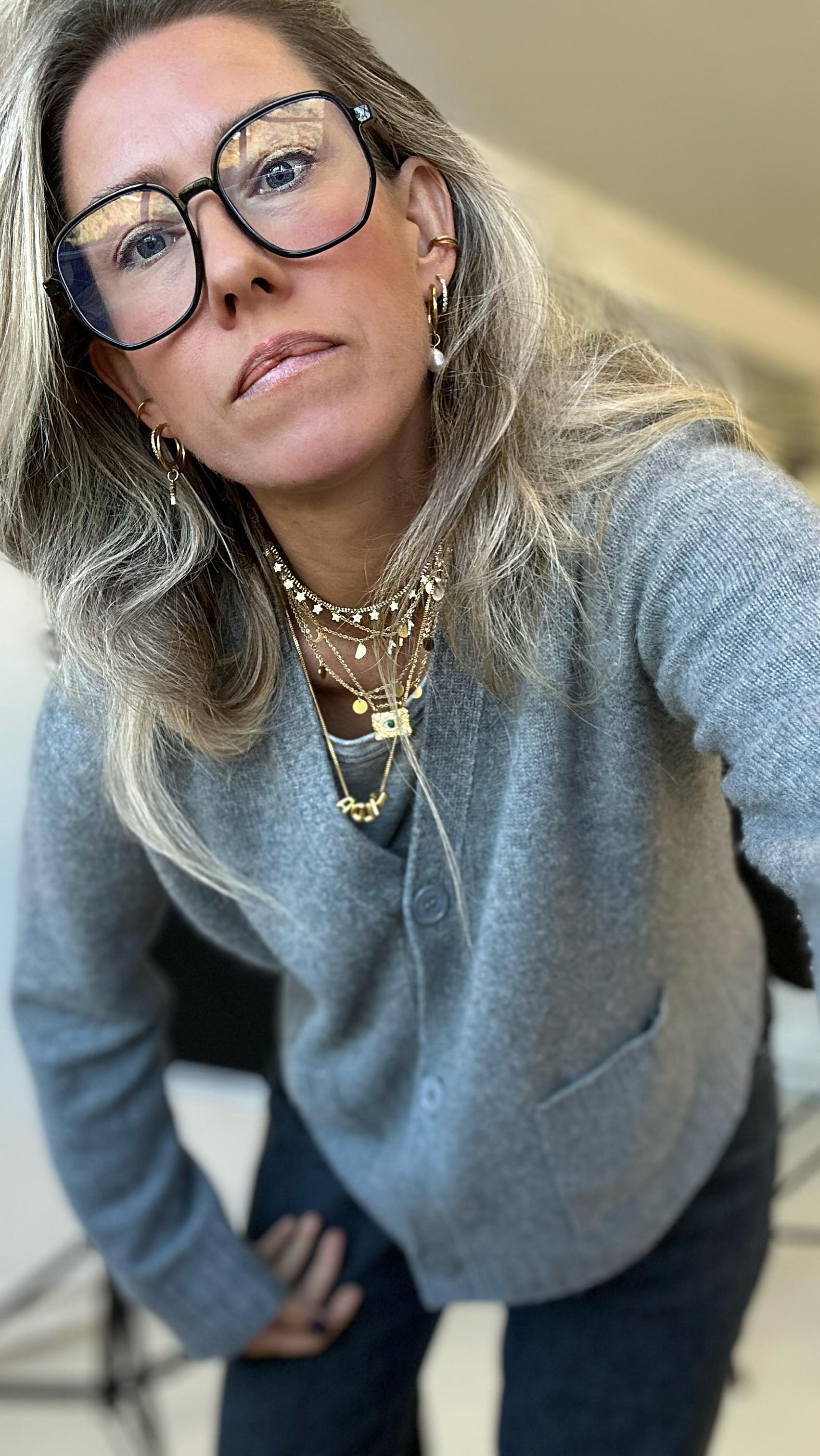 𝗦𝗵𝗮𝗱𝗲𝘀 𝗼𝗳 𝗚𝗿𝗲𝘆 🪩 perfekt Match mit der neuen Cowgirl Jeans von @cocouture_official unserem Kaschmir Cardigan und dem Tantop von @pop.de.nor - dazu die Snake Mules von @loveliesstudio .
Was sagt ihr zu dem Look?
#ntk #nexttokate #whatkatewore #whatkatewears #newlookoftheday #mumlook #mamaoutfit