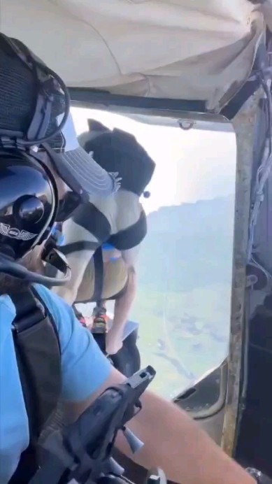 Literally jumping on that one second trend to get your attention. Let's get it... www.skydivebig.com
#skydiving #instagram #aviation #bigislandgravity