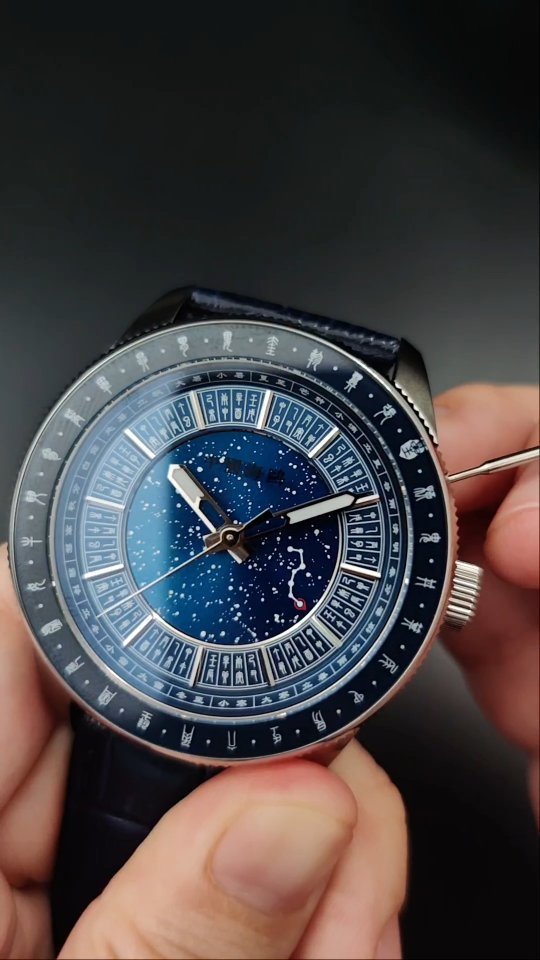 Introducing the Seagull Solar Star Calendar. 🌟 The beautiful dark blue dial highlights the unique seasons of the year.
https://www.seagullwatchcompany.com/product-page/seagull-24-solar-terms-star-calendar-business-men-s-automatic-watch-1069
#watches #watchesofinstagram #watchcollector #watchaddict #watchesofinsta #watchoftheday #watchlover #instawatch #timepieces #wristwatch #watch #wristshot #seagullwatches
