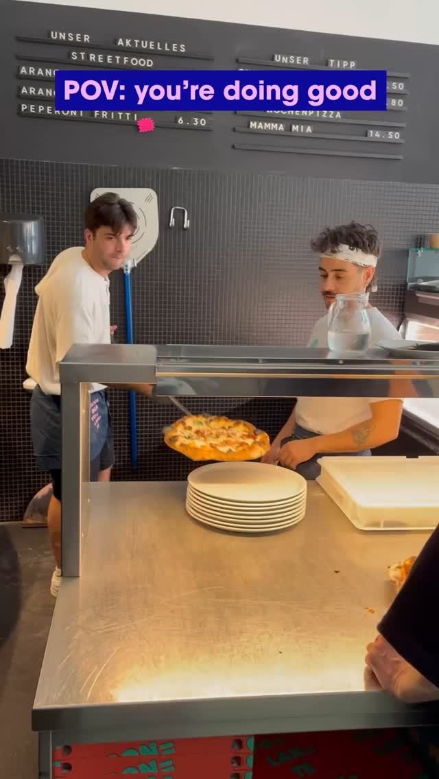 That moment when @thepizzaguy_pablo throws you a compliment – and you just know you’re nailing it. 🫶🍕
#scuolavolante #thepizzaguy #pizzaschool #pizza #discovolante #prontovolante #wien #pizzaworkshop #viennaactivities #pizzaworkshops #pizzatime #pizzaexperience #cookingschool #pizzalovers #foodie #neapolitanpizza #fromdoughtocrust #kitchenconfidence #yougotthis #reelgoodfood
