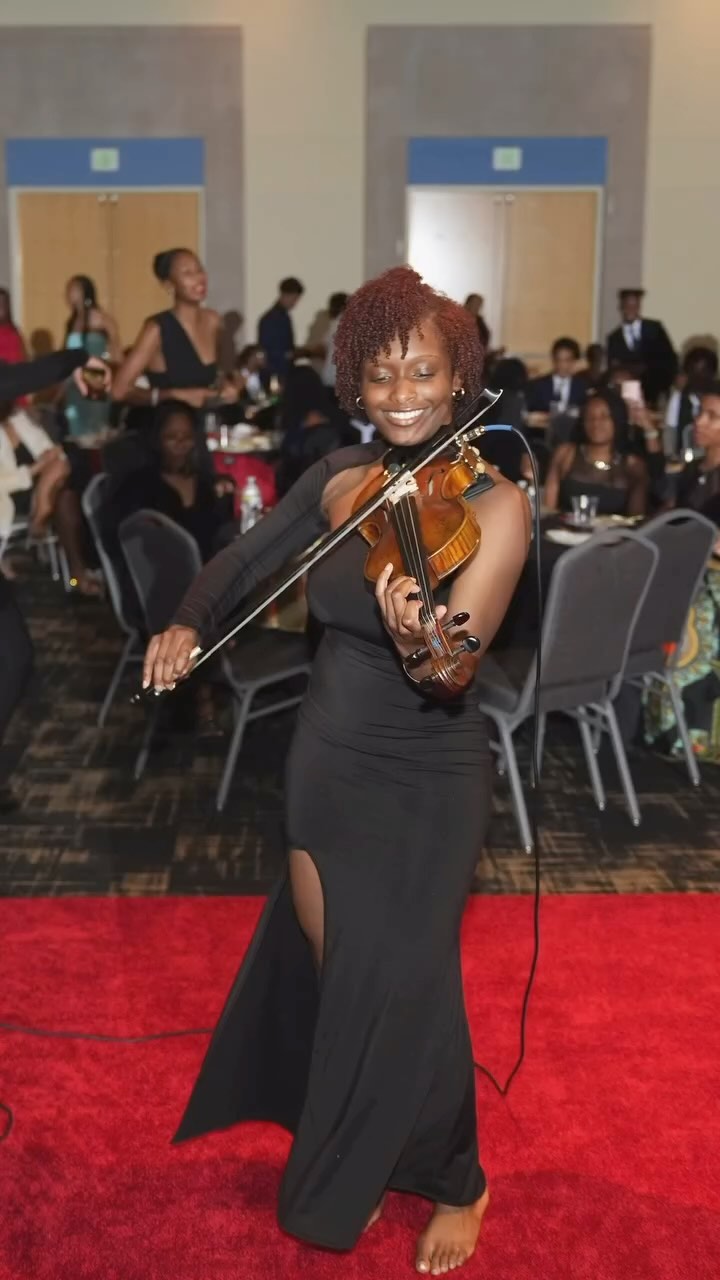 THE MERCH IS OUT and will be available during my sets :) at @thenashvillefair
•
•
•
•
#lorenplaysviolin #musiccity #violin #nashville #violinist #nashvilletn #musician #titans #explore
