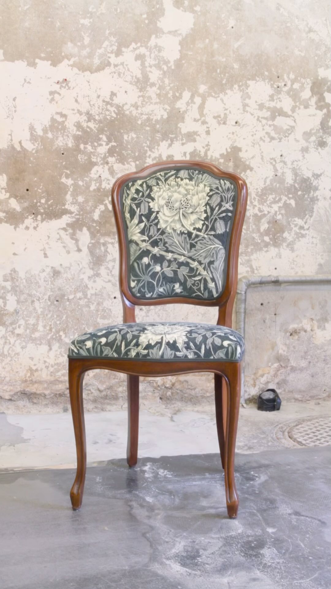 Die Schönheit von warmen Grau. Der Garten legt sich langsam zur Ruhe. #swissdesignblog #swissmade #innenarchitektur #natürlichwohnen #zuerich #interiordesign #polsterei #inspohome