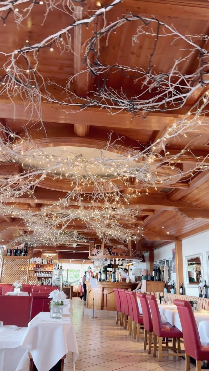 Wedding with a view 🥰
Dieses Mal begleiten wir eine Hochzeit mit einer Panoramaaussicht über Wien. 😊
Hier im Panoramarestaurant in Mödling,l darf man ein herrliches Ambiente mit einer wunderschönen Aussicht über Wien genießen. 😌
Neben sehr zuvorkommenden Personal, das zudem auch sehr freundlich ist, wird man hier herzlichst empfangen. 🥰
Eine Hochzeit ist ein Tag, der in die Geschichte eines jeden eingeht, daher darf natürlich eine Fotobox nicht fehlen. 😇
Spontan wurden wir kontaktiert, diese Hochzeit zu begleiten und binnen einiger Tage haben wir alle unsere Vorbereitungen hierfür fertiggestellt.
Neben der Auswahl des passenden Hintergrundes und dem Designen der Ausdrucke für die herzhaften Erinnerungsfotos, lieferten wir die Fotobox zeitgerecht an und die Gäste konnten direkt mit dem Spaß beginnen. ❤️
Wenn Sie noch am überlegen sind, ob eine Fotobox das passende für Sie ist, dann sei eines gesagt. Passender kann es für diesen atag nicht sein. 😬
Erleben Sie Ihre Liebsten beim Fotografieren in einer einzigartigen Stimmung. 🤩
#hochzeitsplanung #hochzeit #fotoboxhochzeit #fotoboxmieten