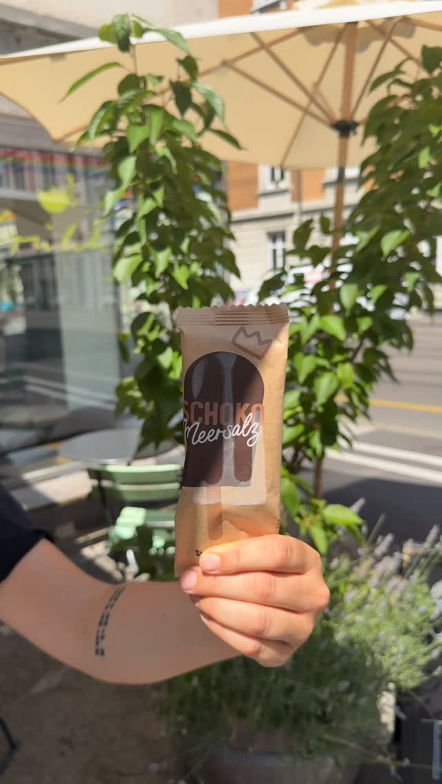 Oh, ist es heiss draussen! Hol dir doch ein kühles Glace von @staengelichuenig 🥵