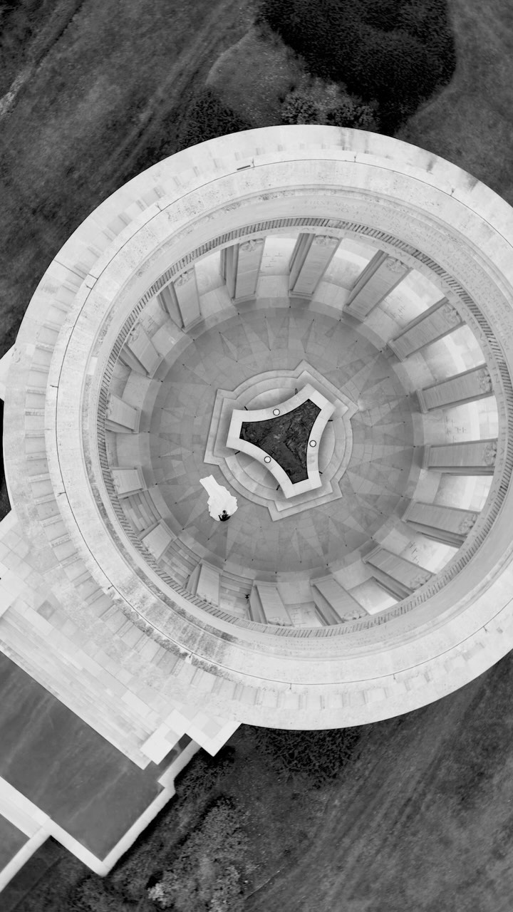 Voir l’amour d’un autre angle, à vol d’oiseau, c’est là que la magie opère.
#sinspirersemarier #weddingvideographer #weddingfilm #weddingdrone #destinationwedding