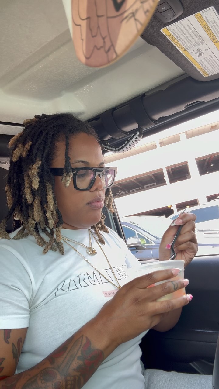 🎥 A tiny glimpse of what my day could look like:
🌟 Client visits
🌿 Random gifts of veggie love from said clients
📧 Catching up on work emails
🚗 Another client visit
🍓 Enjoying some yummy fruit with an audiobook before getting back on the road
#DailyRoutine #ClientLove #EntrepreneurLife #HealthySnacks #AudiobookLover #OnTheGo
I would love to hear what your days are typically like, let me know in the comments⏬