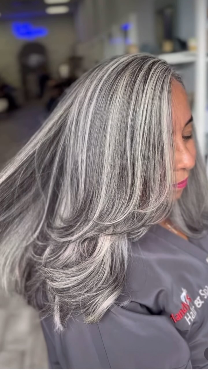 Perfect blend if you have gray hair and you would like to brighten it up ! Hair done by @hair.by.soniia