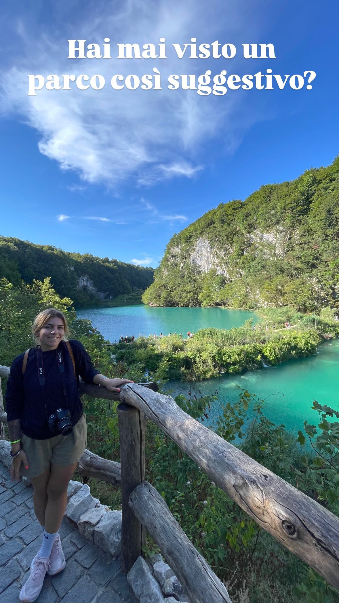 Hai mai visto un parco naturale così? 🌲☘️🍃
Parti alla scoperta dei Laghi di Plitvice, il parco più antico e più esteso della Croazia 🇭🇷
Il parco ha ben 16 laghi carsici collegati tra loro da un numero infinito di cascate, ruscelli e salti d’acqua; un complesso sistema di passeggiate si snoda su sentieri ben segnalati, al quale si aggiungono ponti e passerelle sospesi sull’acqua.
🎟️Il biglietto per entrare costa 40 €, la maggior parte del ricavato serve per la manutenzione del Parco.
👉🏻Meglio prenotarli online 👈🏻
📍Noi abbiamo scelto di seguire il percorso K, quello arancione, un loop ad anello lungo più di 18 chilometri con tempi di percorrenza che vanno dalle 6 alle 8 ore.
E per dormire? Bisogna prenotare con un po’ di anticipo perché sono una meta molto turistica. Se volete goderveli senza stress, vi consigliamo di fermarvi ai laghi di Plitvice un paio di giorni. In questo modo potete iniziare a visitare i laghi fin dalle prime ore della mattina e avrete modo di riposarvi la sera senza riprendere il viaggio in auto.
🏠Dove abbiamo alloggiato? Alla Guesthouse Nikola, a Plitvička Jezera che dista a soli 25 minuti a piedi dall’ingresso 2.
👉🏻Salva il video con tutte le info e tagga
qualcuno con cui ci devi assolutamente andare!
#plitvice #croazia #plitvickajezera #laghiplitvice #spettacolidellanatura#postidavedere #parconazionale #patrimoniounesco
#croatiatrip #croatia #croatiatravel
#croatiatourism #croazia🇭🇷