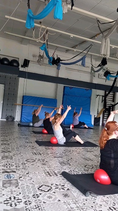 Barre voi olla monelle uusi laji, joten tässä makupala festarin Tanssimaraton-kurssin barre-tunnilta! Barressa tehdään liikkeitä sekä seisten balettitangon (eli barren) äärellä että myös näin lattialla. Tehokasta ja kivaa on! 😍💪
Tässä vielä kaksi hyvää syytä tulla barre-tunneille:
🔥 Barre sytyttää ryhtiä kohottavat tukilihakset ja kehittää lihasten kestävyysvoimaaa.
🔥 Barre linjaa kehoa ja vahvistaa sieltä, missä on epätasapainoa tai heikkoutta.
Tervetuloa siis mukaan Barre-kurssillemme perjantaisin 13.9.–11.10.! 💛 Ilmoittautua voit koko kurssille (5 krt.) tai yksittäisille tunneille.
Ilmoittautuminen ja lisätiedot: www.tehdastanssii.fi/barre
Muistathan ilmoittautua viimeistään ma 9.9.! 💌
Ja barrehan on laji, joka sopii kaikille, aiempaa kokemusta et tarvitse. Tervetuloa mukaan! 😊
#tehdastanssii #barre
@katarinateperi