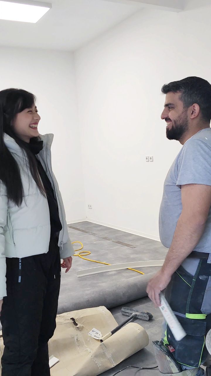 👷🏻♀️👷🏻 Flashback Umbau unserer Fläche vom Fußpflege-Salon zur Backstube (Januar - Juni '24) 📅 💭
Wir wissen unser tolles Team sehr zu schätzen - besonders die vier Jungs, die hier wiederholt zu sehen sind.
Was wir meinen, wenn wir immer sagen, unsere Jungs waren VON ANFANG AN dabei, seht ihr in diesem Video 🎥
Uns wird wirklich sehr warm ums Herz, wenn wir diese alten Aufnahmen zusammenschneiden.
Noch bevor irgendjemand wusste, ob wir mit unseren Broten Geld verdienen würden und wann endlich alle Gerätschaften eintreffen damit es losgehen kann, waren sie immer da um selbstlos zu helfen - sei es um zu schleppen, zu putzen, zu werkeln oder backen zu üben 🥹
Liebe geht raus an: Phong, Ilias, Erik, Long und (Schwieger)-Papa ❤️🫂
#sauerteig
#sauerteigbrot
#sourdough
#berlinerbrot
#brotbacken
#brotbackenmachtglücklich
#berlinfood
#berlinfoodie
#berlinfoodguide