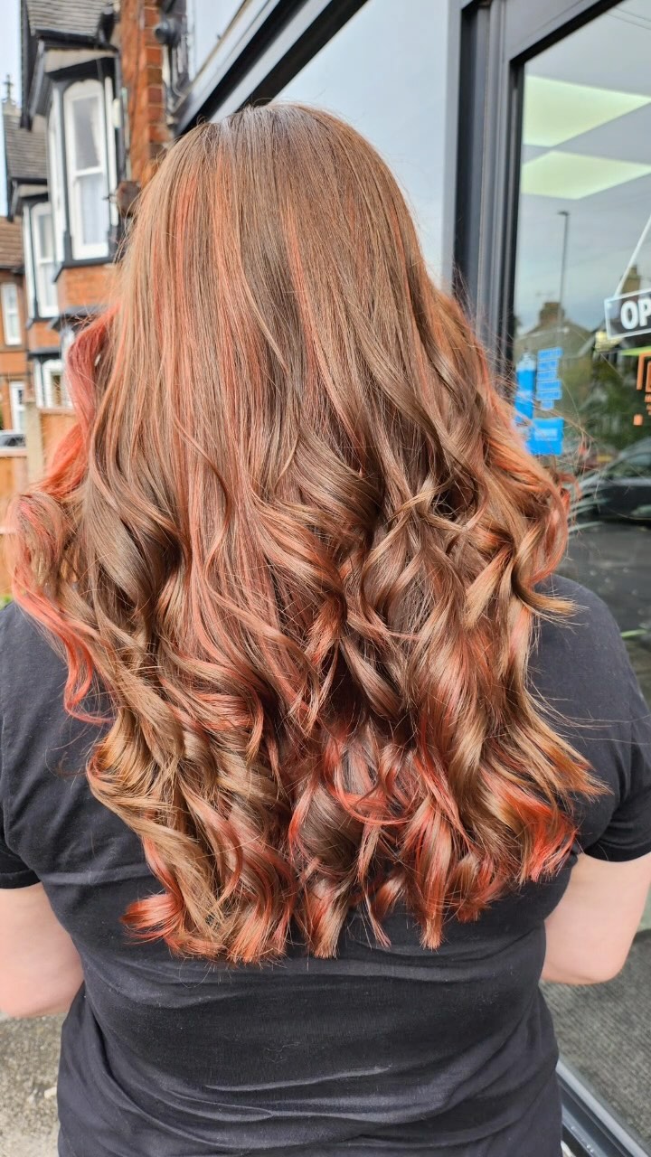 🔥✨ New hair, new vibes! Check out this stunning transformation by our talented stylist Lynn. With rich tones with vibrant pops of red for that perfect autumnal look 🍁
📲 Book with Lynn now and let your hair shine this season! 💇♀️💫
#HairGoals #CopperBalayage #AutumnHair