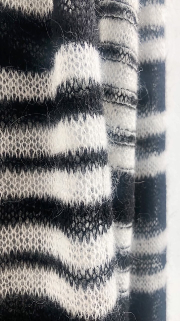 Custom Giselle 🖤🤍
#alpacawol #babyalpaca #knitwearatelierblush
#ikkoopbelgisch #ikkooplokaal #winkelhier
#breigoed #belgischbreigoed #handgemaakt
#ikmaakbelgisch #belgischbreigoed #duurzaam
#duurzamemode #belgischemode
#slowfashion #sustainablefashion #knittersofinstagram
#knitting #sustainableknitwearbrand #sustainableknitwear
#handmadeinbelgium #chunkyknittingmachine #breimachine#handmadeknitwear #sustainable #koopduurzaam #belgianfashion #scarfoftheday #customscarf