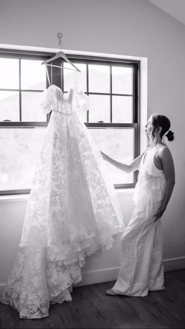 Jade & AJ - pure beauty and grace. @northstargatherings | @_urbaneventsco | @functionandflourishphotography | @motus_weddings @krage_productions | @a_florae | @3tsdenver | @shindigdjs | hmu: Mikayla Atkinson & Lex
#mountainwedding #coloradomountains #weddinginspo #2025wedding #2026weddingtrends