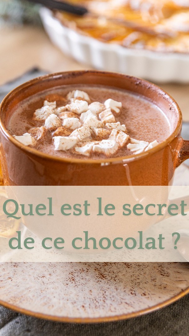 Quel est le secret de ce chocolat chaud ? 😁😅
Qui dit automne dit temps qui se rafraîchi avec comme bonne nouvelle le retour des boissons réconfortantes comme le chocolat chaud ☕️
Le shooting photo du magazine avait pour thème la décoration d’automne et je ne pouvais pas ne pas parler de de jolie vaisselle sans un chocolat chaud dans ce gros mug shoppé à @fabriquedestyles
Mais pourquoi tant de mystère autour de ce chocolat ?
Je vais te révéler le secret du shooting photo :
Ce chocolat que je tiens dans mes mains et qui visuellement te donne l’impression d’une tasse chaude est en réalité froide !
Et oui c’est un chocolat froid 😅😂, j’ai pas pris le temps de réchauffer mon lait pour incorporer du chocolat dedans et crois moi j’aurai dû j’ai perdu du temps en le mélangeant difficilement 😅
C’était une petite anecdote amusante de cette journée pour la création de ton magazine de déco
➡️ Si tu veux lire l’article du magazine et de ce fameux chocolat chaud je t’invite à suivre le lien en bio et lire le magazine du mois de septembre 🍂🍁
#cavatadeco #decoration #déco #shootingphoto #anedocte #magazine #magazinedeco #chocolatfroid