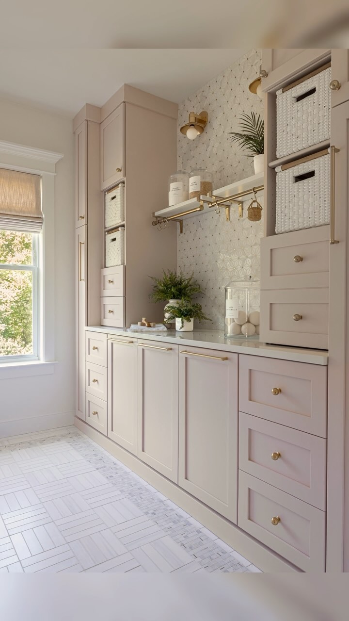 Step inside our Modern Lux Project ✨
This delightful laundry room is customized with everything you could want and is such a delight to experience! It’s an invitation to do laundry 🤩
And so #prettyinpink
Video by @ryanshapirophotography
#laundryroom
#homestyling
#designmyspace
#pinkhouse