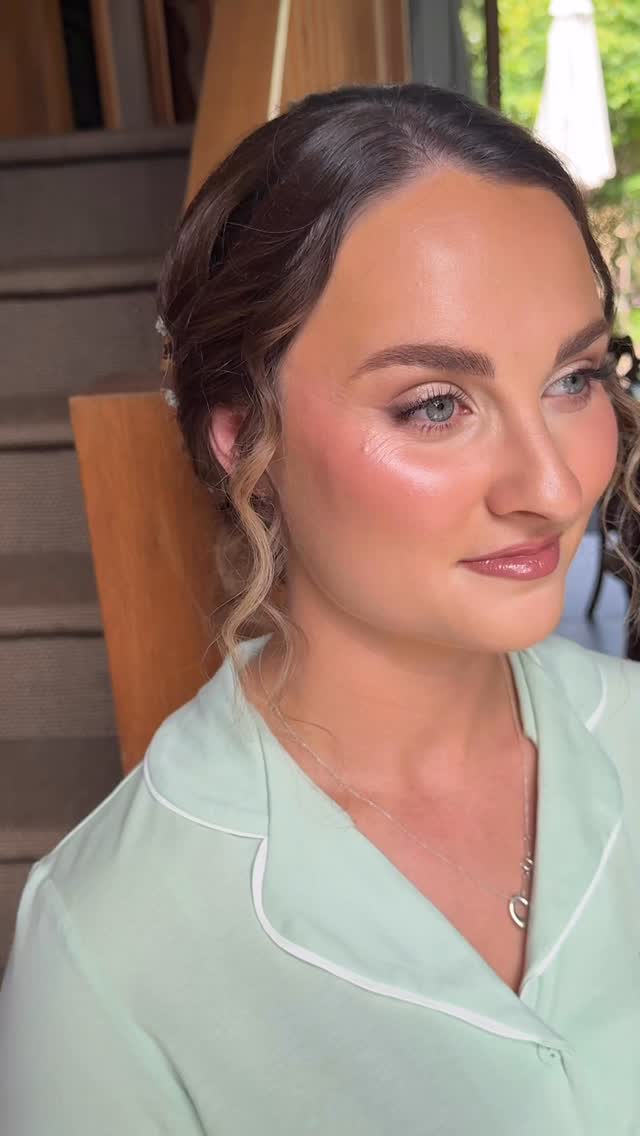 ✨It’s giving dewy glass skin✨ Glowing bridesmaid soft glam makeup!! I love how this bridal party made a moodboard of makeup inspo - absolute yes from me!!
Hit save if you love this glam for your bridal party inspo🥰
#kentmakeupartist #dewymakeuplook #bridesmaidglam #dewyskinmakeup #glassskinmakeup #glambrides #kentmua #kentweddingsuppliers #hitcheduk #glowingbride #weddingsuppliersuk #surreymakeupartist