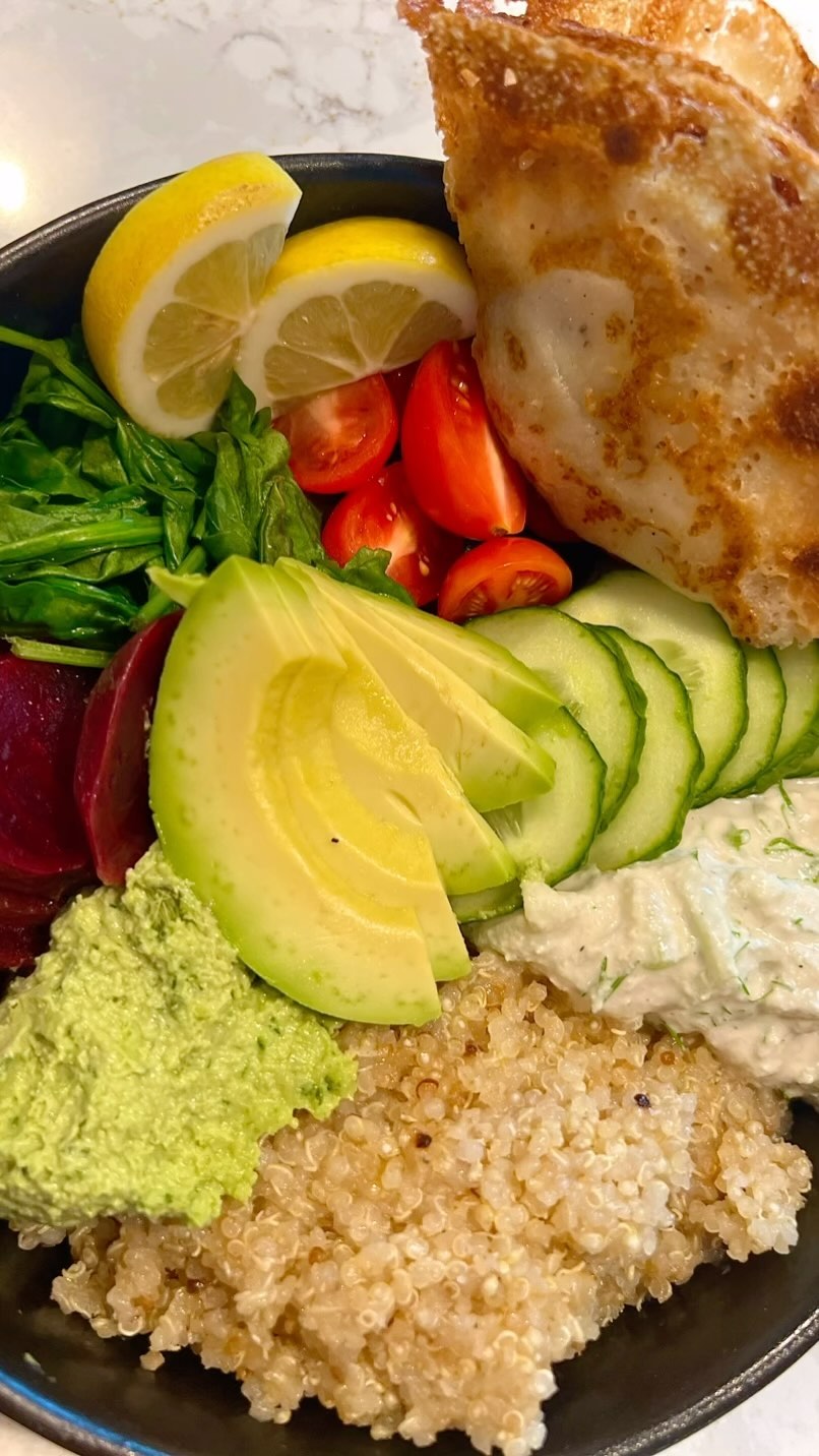 Transitioning from summer to fall can be tricky. If you’re anything like me, the cooler weather makes you HUNGRY…
Healthy food can taste good AND fill you up. With all SIX tastes, this bowl explodes with flavor, grounds and cleanse with root veggies, nourishes with a protein rich edamame hummus and Ethiopian spiced quinoa, supports the liver with greens and citrus and cools off built up heat from the summer with cucumbers and a vegan tzatziki…
#ayurveda #foodasmedicine #pitta #vata #kapha #ayurvediccooking