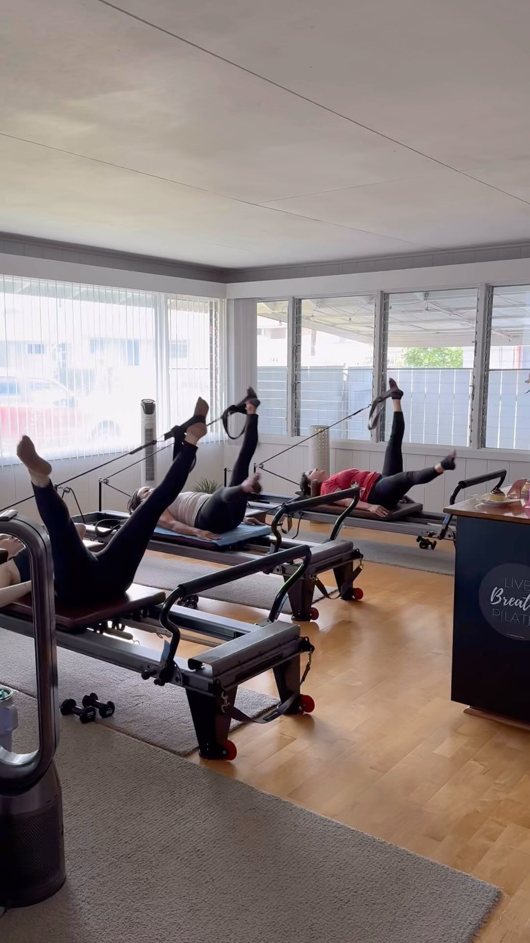 Great job, ladies! Single leg weighted helicopter is a nice way to test the core. Requires coordination & core stability. #thefirmpilates #kahalapilates #hawaiipilates #pilateshawaii #fitmom #fitmoms #kahala #hawaiifit #pilateslife #pilateslovers #pilatesbody #basipilates #pilatesreformer #islandlife #islandgirl #honolulu