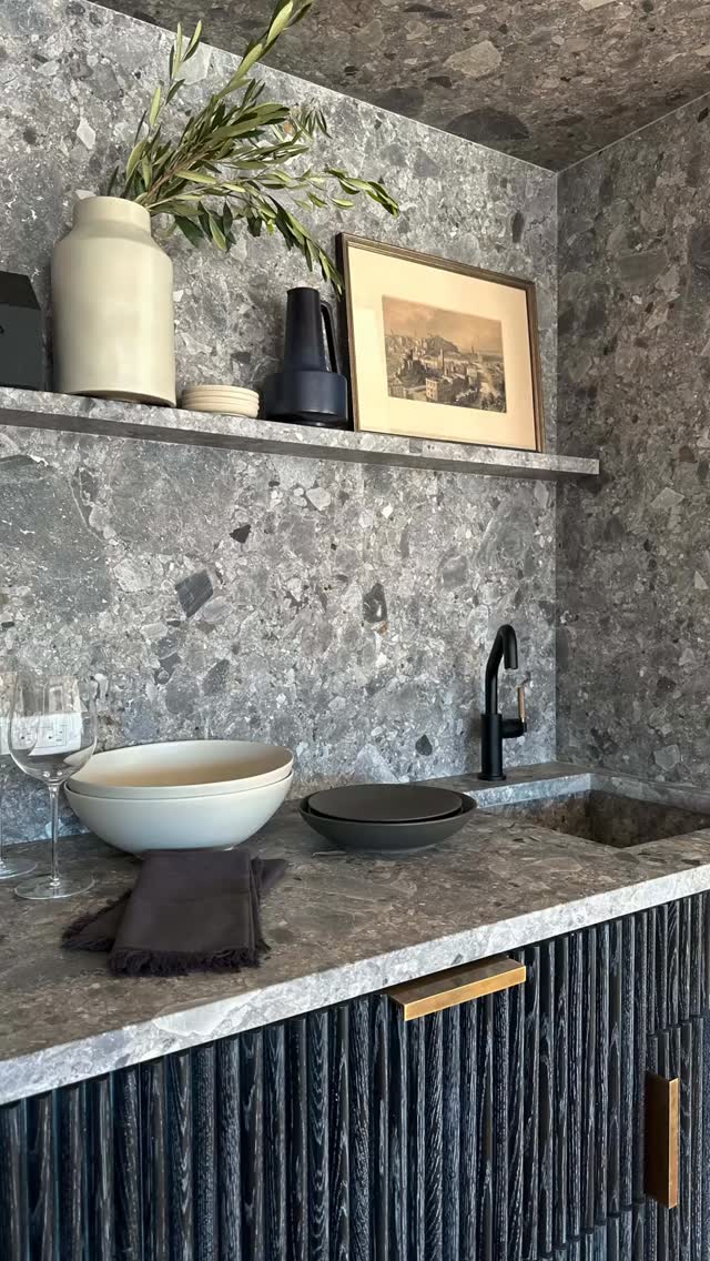 A monolithic moment where texture reigns
.
.
#luxurylifestyle #finehomebuilding #archdaily #archilovers #homerenovation #customkitchen @dannick_carpentry_llc #parishmillwork @canaandist @bender1946 @brizofaucet @accuratelockandhardware
.
.
@andrewbartolotta_aia
@kellyandcodesign