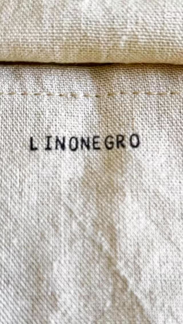 Lino Negro nació del deseo de crear belleza desde lo simple y lo inesperado. El negro, como fondo original, fue nuestra primera inspiración : profundo, elegante, imperfectamente perfecto.
Al principio bordábamos solo sobre lino negro, de ahí nació nuestro nombre y estilo.
Aunque hoy trabajamos con varios colores, seguimos bordando con esa misma intención: dar vida a lo artesanal con carácter y contraste.
Lino Negro es un homenaje a nuestros inicios.
#linonegro_home