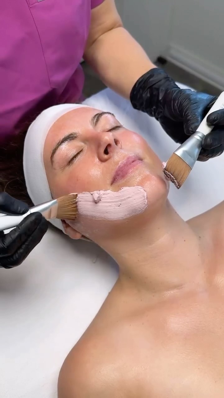 Deeply Nourishing + Brightening
The Brightening C-Glow mask with power packed activated Vit-C is ideal for dull, depleted skin, with irregular pigmentation, and the first signs of aging.
Thanks to a deep skin cleansing, an innovative professional brightening mask with Longevity Complex™, pink clay, and a high dosage of vitamin C, the face regains tone, and radiance. Plus massage for an immediate firming and anti-gravity effect.
You deserve to let your beauty shine ✨
#werxshop #browwerx #lowerlonsdale #northvancouver @skinregimenlx @brow_werx