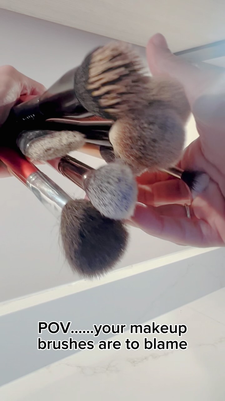 I’m afraid to say that YES your makeup brushes are probably playing a part in your complexion if it’s not clear…..👎🏻
How often do you clean your brushes and sponges???
I spent years only cleaning mine every few months!!🙈
Until I learned the bacteria that can grow on them that we then put back onto our faces everyday without realising!! 🦠
My go to makeup brush cleanser is the amazing
@iso_clean Carbon brush soap!!
It is the easiest to use and my brushes always come up brand new!! 🌟
If your skin is something you struggle with I recommend cleaning your brushes every week!!
🤍
#skincare #skincaretips #skinconfidence #clean #makeupbrushes #hygiene #bacteria #skinhealth
