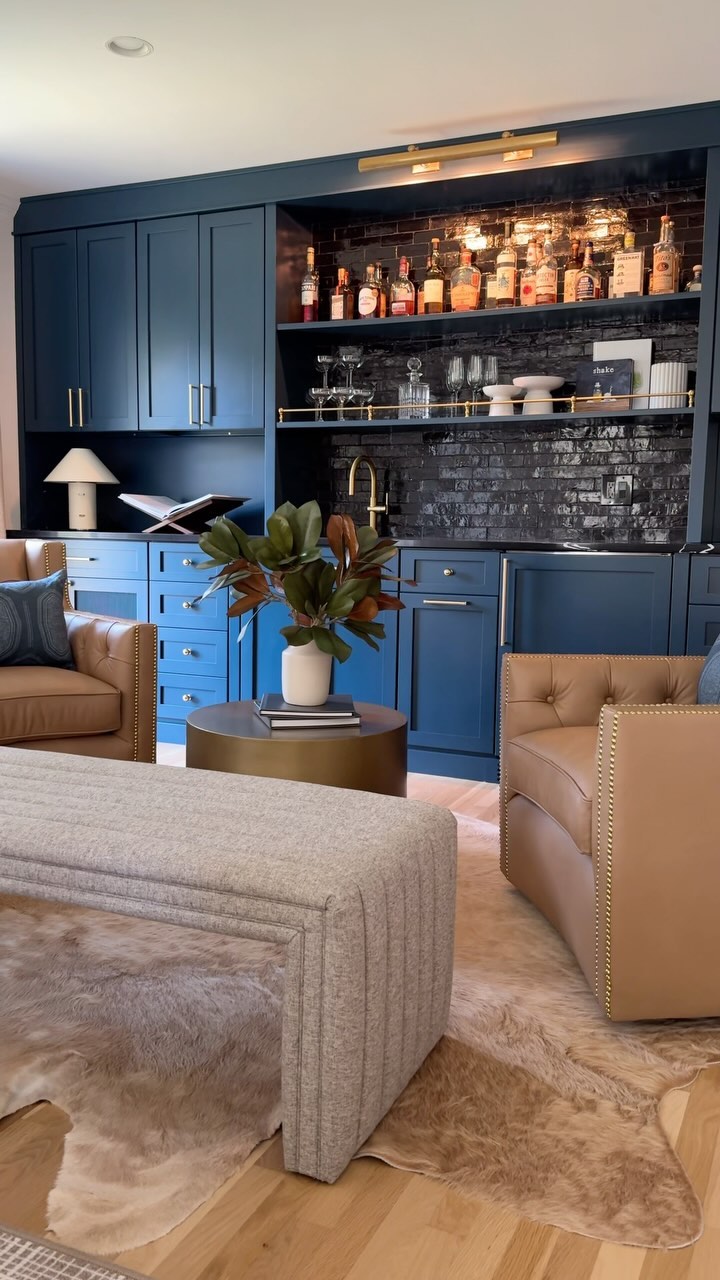 Step inside our Smart Moves dining room and feast your eyes on this beautifully dressed room 💙