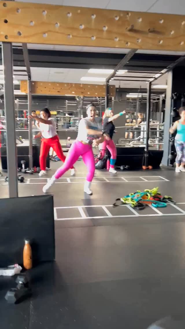 BACK IN THE 90's 💿🕺
Notre gang était en feu pour la 3ème édition des cours aérobiques thématique 🎶 Pour les 30 ans du @gymmax_gatineau 🎧
Merci @jo_ss_outaouais pour les cadeaux pour les participantes 🎁
Restez à l'affût pour notre prochain event !
#throwbackwednesday #teambootybyodely #90sparty #backinthedays #aerobic #janefondaworkout