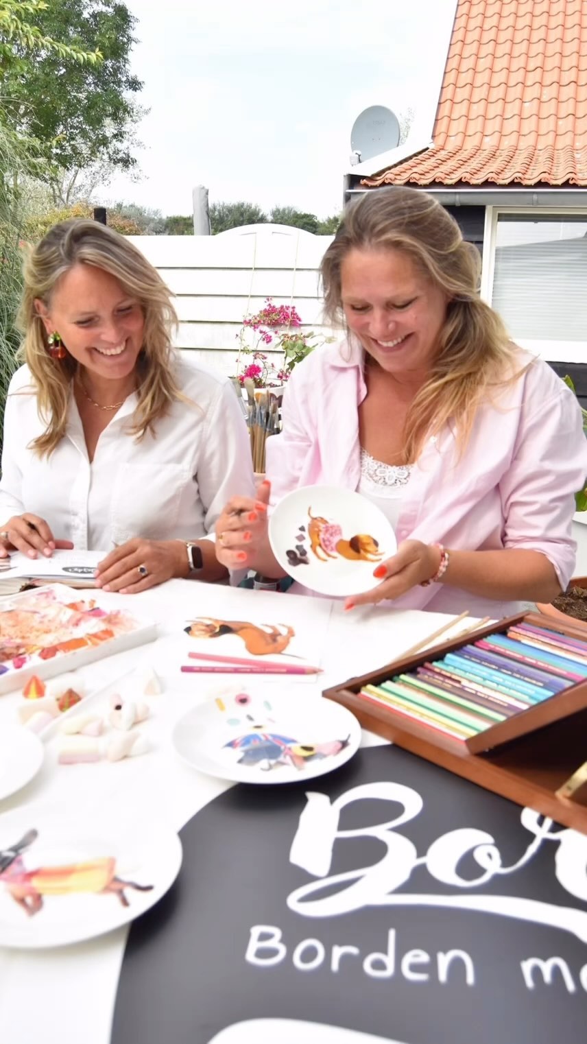 Illustreren is mijn passie!
Combineer dat met de verhalen van @kiki.swinkels en dan ontstaat er een geweldig verhaal aan tafel. Borden met een verhaal…van @bordy.s
In de afgelopen 6 jaar hebben we 14 series borden met een verhaal gemaakt!
Welke serie zal de 15ste zijn, heb jij een idee? Benieuwd!😉🤗🎉
#bordenmeteenverhaal #illustrationart #storytelling #verhalen #makingoff #teckellove #dachshundsofinstagram #dachshundlove #wienerdogworld #dachshundlife #sweetwieners #teckeldog #dachshundappreciation #teckel #dachshundoftheday #dachshundoftheday_ #teckelmania #Wiener #wienerdogs #wiener #teckelofinstagram #wienerdog #dachshund