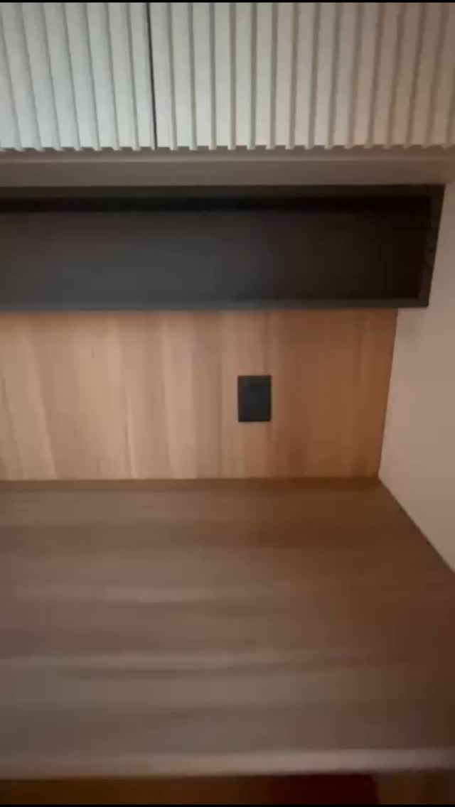 Quem disse que trabalhar precisa ser sinônimo de estresse?
Esse escritório foi pensado pra ser bonito, prático e inspirador!
✨ Portas ripadas que dão aquele charme
💡 LED na medida certa
🗄 Gavetas com corrediças ocultas e com amortecedor– porque até os detalhes contam
📚 E o melhor: tudo planejado pra você trabalhar tranquilo e com estilo!
Gostou? Aqui a gente transforma seu espaço com criatividade e precisão. 🛠️
.
.
.
.
.
.
.
.
.
#Marcenaria #homeoffice #AmbienteFuncional #PortasRipadas #LED