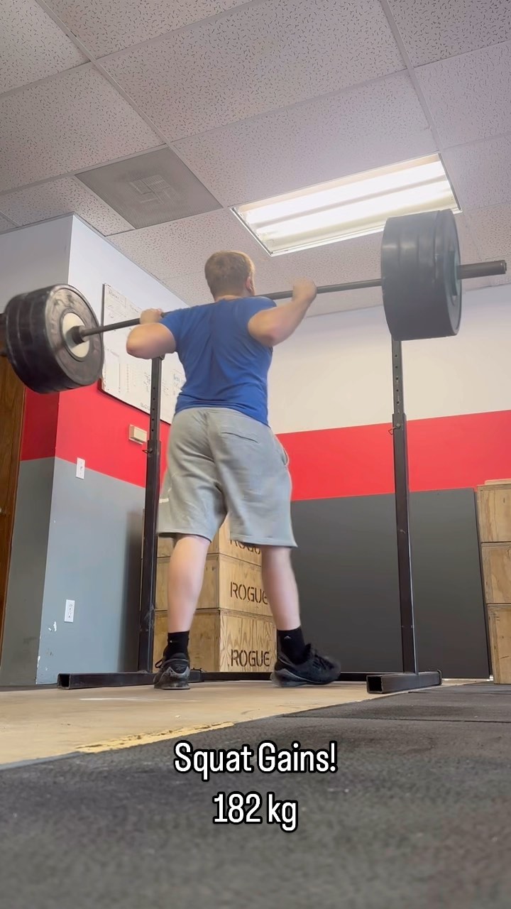 Big squats from Grant Fristo! 182 kg (400 lbs) x 2!
Awesome work Fristo!
#fightthroughthepain
Stronger every day!
.
.
.
.
.
#champion #squat #400lbs #monstersquat #weightlifting #olympiclifting #usaw #usaweightlifting #olympics #olympiclifting #kc #kansascity #leessummit #bigsquat #beastmode