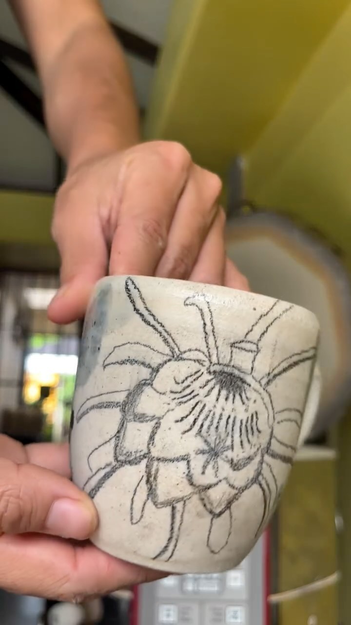 Kiln Unload 🫣🔥 Botanical collection, heading to @paperbasedbookshop for a restock tmw morning. Here’s a peek👀
Earlier this year, I met a graphite artist, who inspired the idea of playing with quick sketches on clay. Had fun using an underglaze pencil, layered with glaze. My fave tropical flowers in this limited batch:
Hawaiian torch ginger
Shell ginger
Butterfly Ginger lily
Beehive ginger
Dendrobium orchid
Heliconia rostrata
Sexy pink
Ornamental banana
Night blooming cereus
Heliconia bihai
Anthuriums
Pink/ red gingers