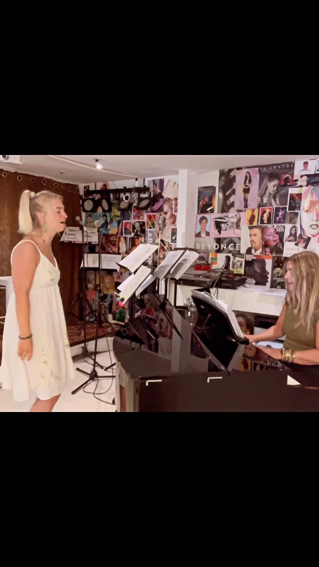 Dit is Suus! Ze zingt vol passie.. โจSuus gaat het liefste all the way!! . Ze DURFT zichzelf te uiten!! Je vrij voelen om dat te doen is heerlijk!! Het geeft energie en heelt. Suus heeft afgelopen 2 jr een mega verandering doorgemaakt. Veel geleerd en ontdekt.. dit wil ze met jou delen!! Daarom organiseert ze op zaterdag 5 oktober een bijzonder event; Spirit Beats in de Metaalkathedraal in Utrecht. Dance, adem, klankschalen, verbinden etc Voor info: volg @suus_vdlaan ( tickets link in Bio) #spiritbeats